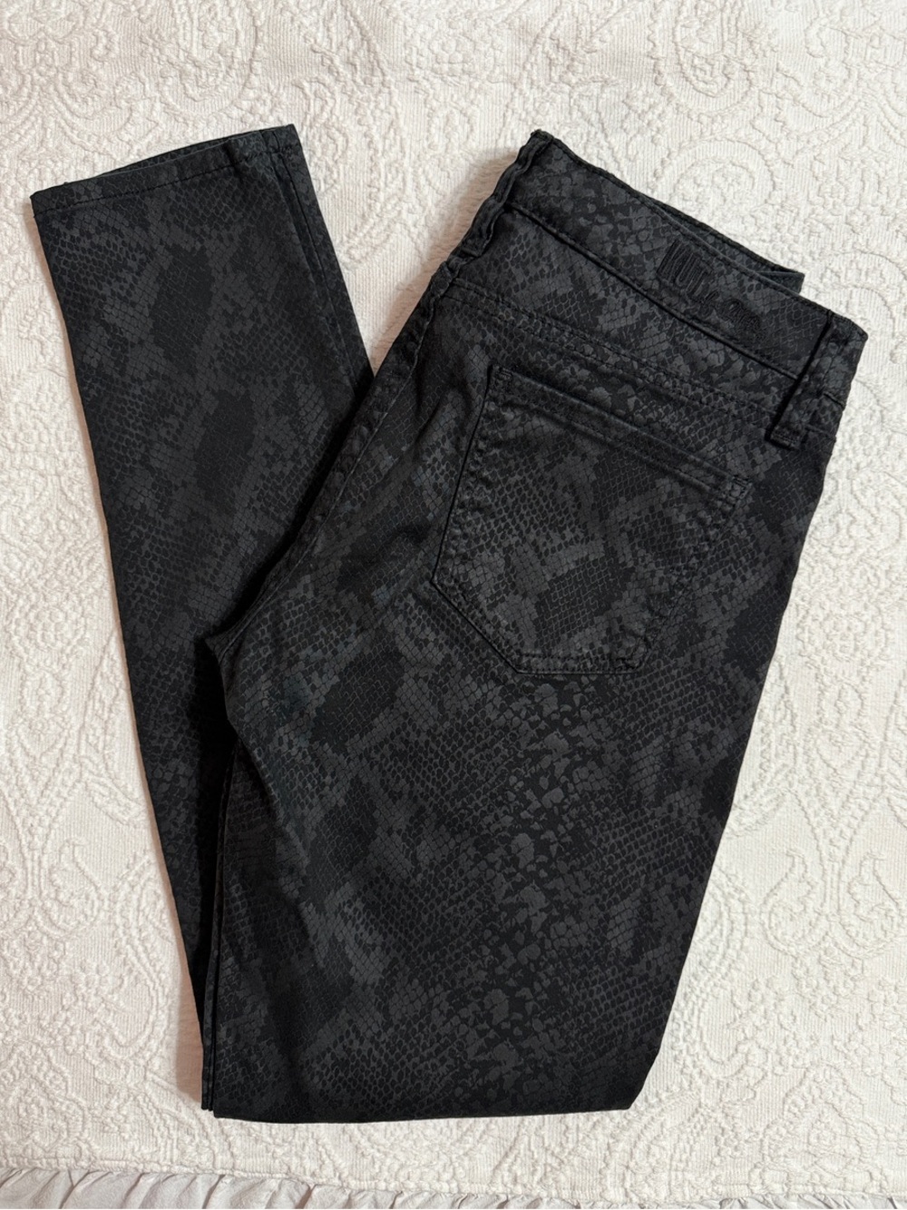 Kut from the Kloth Skinny Jeans Size 6 Black Snake-Print
